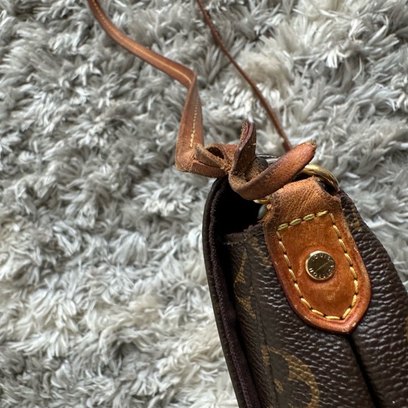 Authentic Louis Vuitton Favorite crossbody - Picture 3 of 8